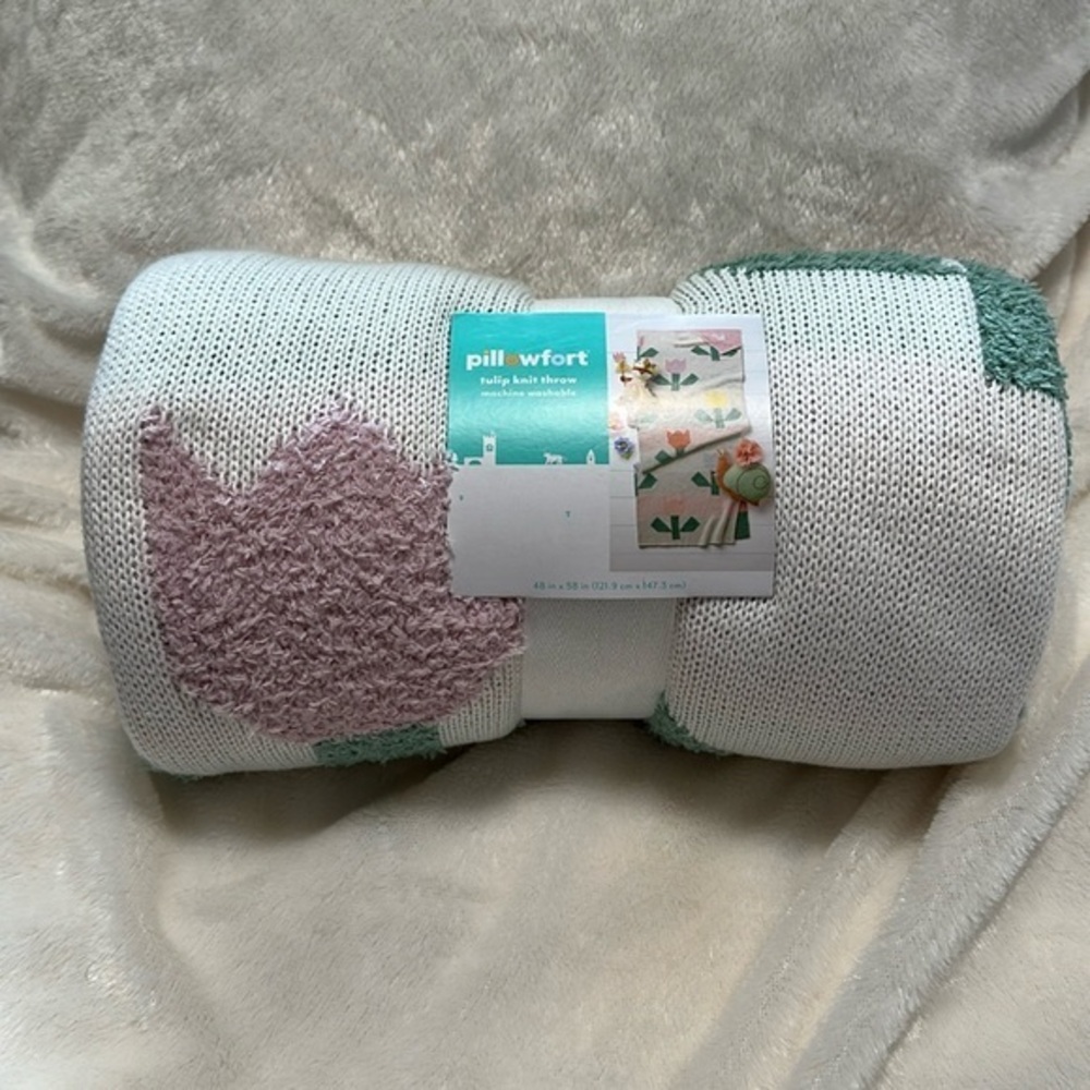 TARGET PILLOWFORT TULIP KNIT THROW 48" x 58" NEW NWT